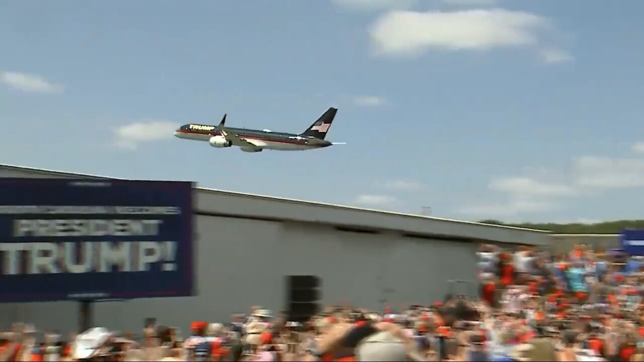 TRUMP❤️🇺🇸🥇🪽FLY TRUMP FORCE ONE OVER🤍🇺🇸🏅🪽🛫MASSIVE CROWD AT MAGA RALLY💙🇺🇸🏅🪽🛗🛫⭐️