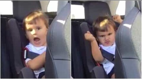 渋滞中に音楽を楽しむ少年