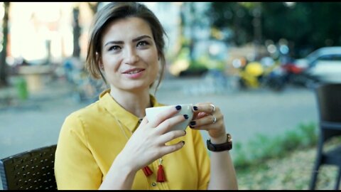 beautiful-woman-relaxing-in-the-outdoor-cafe-and-drinking-coffee