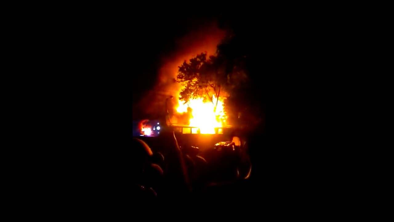 Sri Lankan Protestors Set Fire to Homes of President and Prime Minister