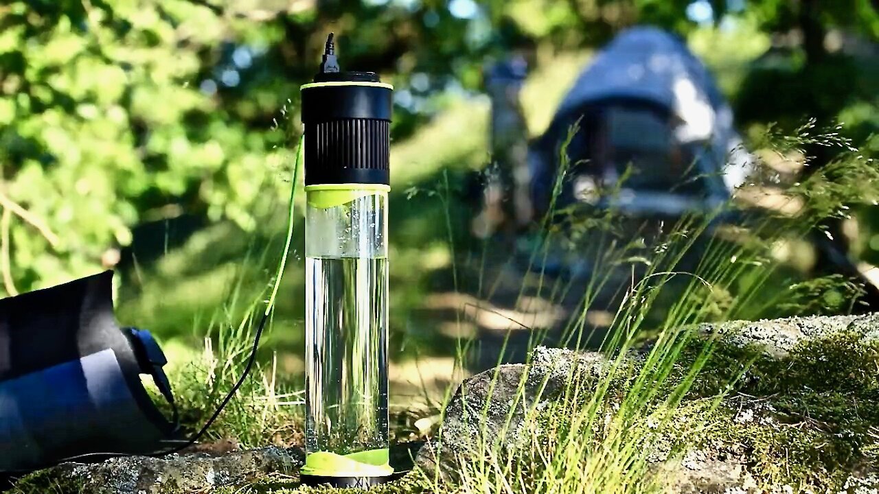 Self-Filling Water Bottle Converts Humid Air into Drinkable H2O