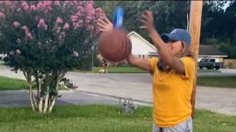 Jovem leva lata na cara ao tentar o “basketball beer challenge”