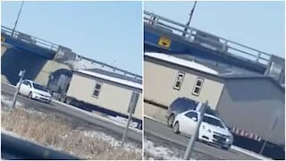 Trasporta una casa e passa sotto a un ponte... ce la farà?