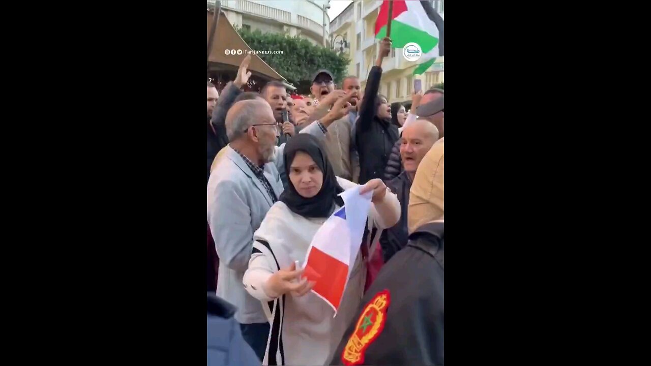 France: Muslim woman burns the French flag. Not only in the US. Everywhere they go is the same crap!