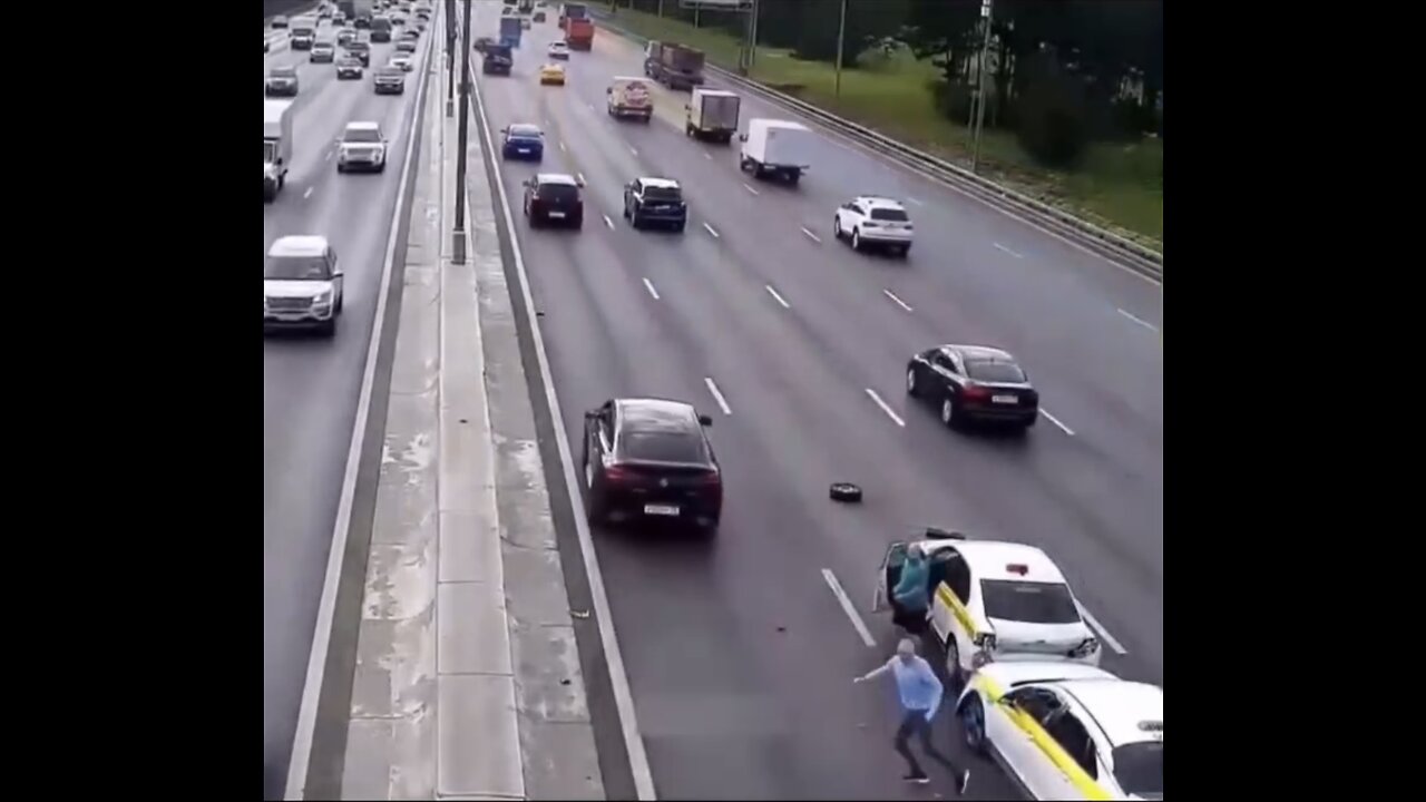 VEHICLE ACCIDENT🚗💥🚙💥🚚TURNS CHAOTIC ON BUSY FREEWAY🚛💥🚚💫