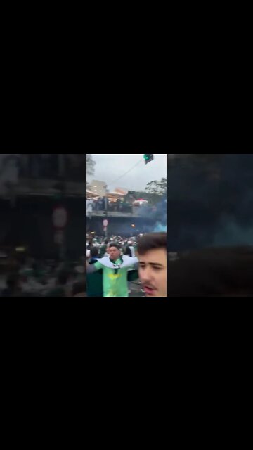Torcida do Palmeiras comemorando o título nas ruas do Allianz Parque