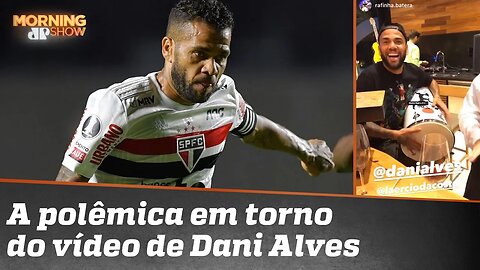 Bateu, levou: Dani Alves criticado por tocar tantan com braço em que sofreu lesão