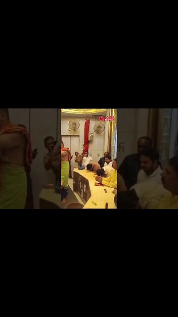 INSIDE video of Amitabh Bachchan taking blessings at Siddhivinayak temple 😍🔥📸