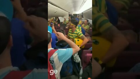 🤣 Será que o Aguero gostou de viajar com essa festa brasileira toda no avião?