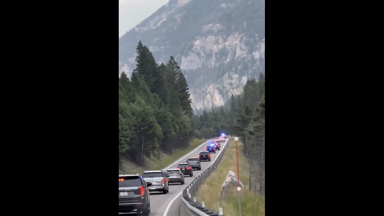 TRUMP❤️🇺🇸🥇🪽 MOTORCADE DRIVES THROUGH🤍🇺🇸🏅🪽🏔️🏍️🚙🚓🛻🚑MONTANA BEAUTIFUL LANDSCAPE💙🇺🇸🏅🪽👮🚔🕺⭐️