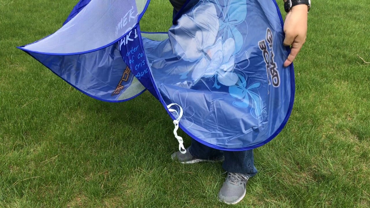 Repacking the instant pop up sunshade beach tent by BodyGuard