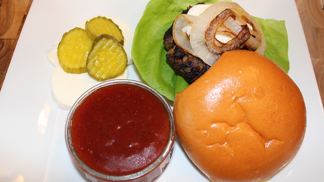 Burgers with caramelized onions and sweet sauce