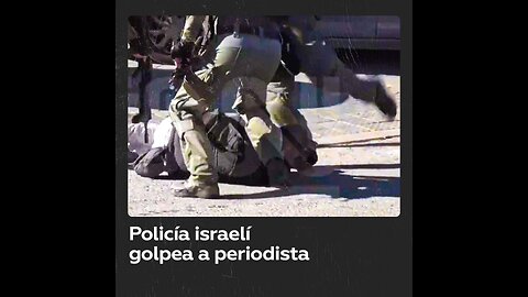 Policía israelí patea a un periodista en Jerusalén