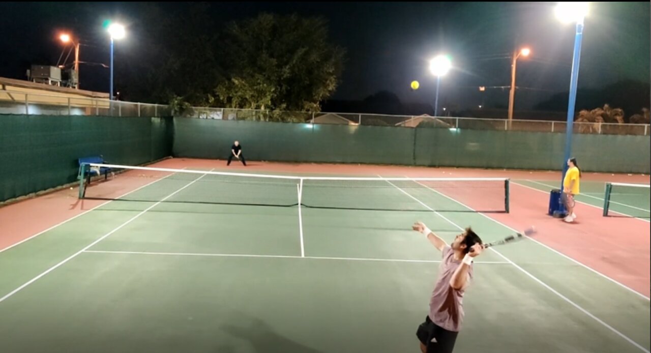 Singles tennis match Lefty beginner vs crafty Righty