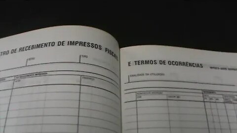 DIA-13/05/2022-11hs- ESCRITORIO -LIVROS DOCUMENTOS GUARDADOS POR VARIOS ANOS - LIMPEZA-LIXO