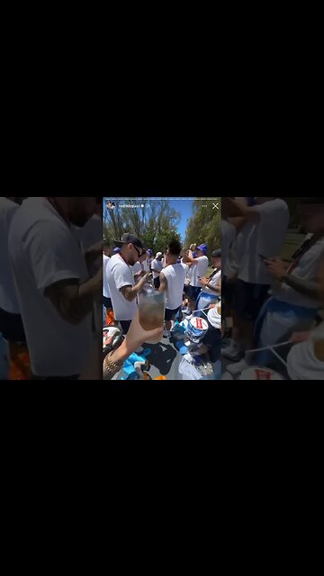 Jogador da Argentina bolando um cigarro diferente durante comemoração da Copa do Mundo 2022