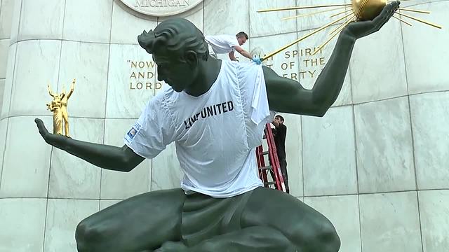 Watch the Spirit of Detroit get a new shirt put on for United Way