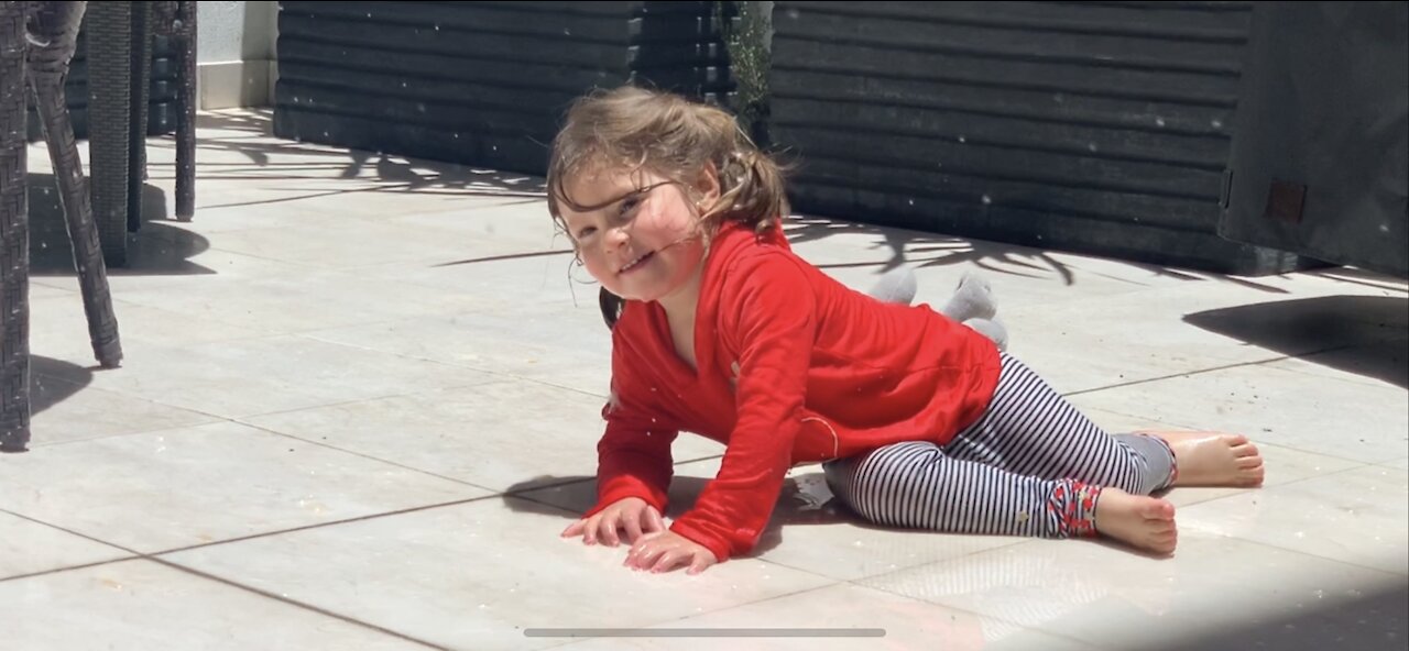 Baby girl enjoy her dog’s shower!