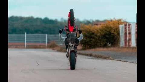 Un motard fuit la police mais son karma le rattrape