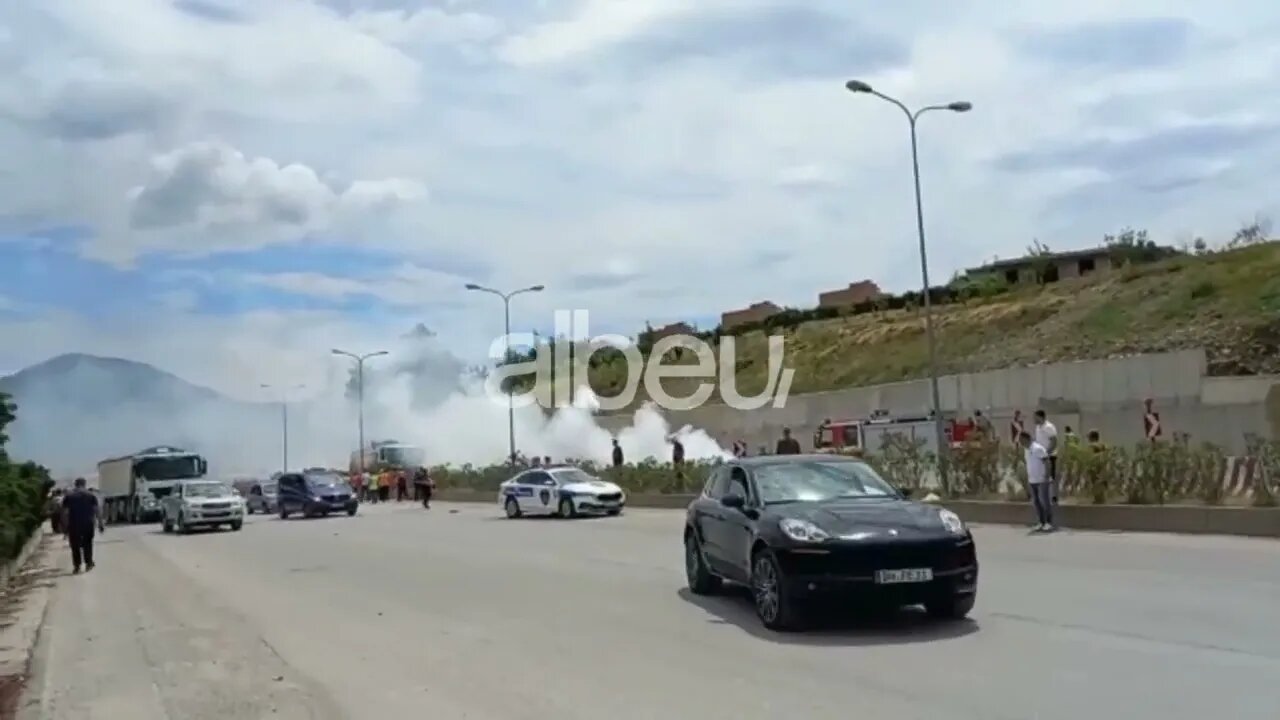 Shpërthen në lëvizje makinë në Tiranë, në gjendje të rëndë drejtuesi