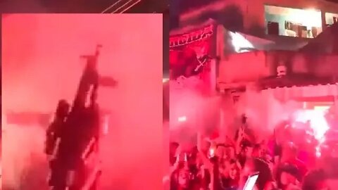 Flamenguista armados comemorando o título da Copa do Brasil na favela