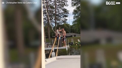 Cet homme fait du ski nautique avec des échasses!