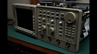 EEVblog #1185 - Dumpster Tek 500MHz TDS540D Scope