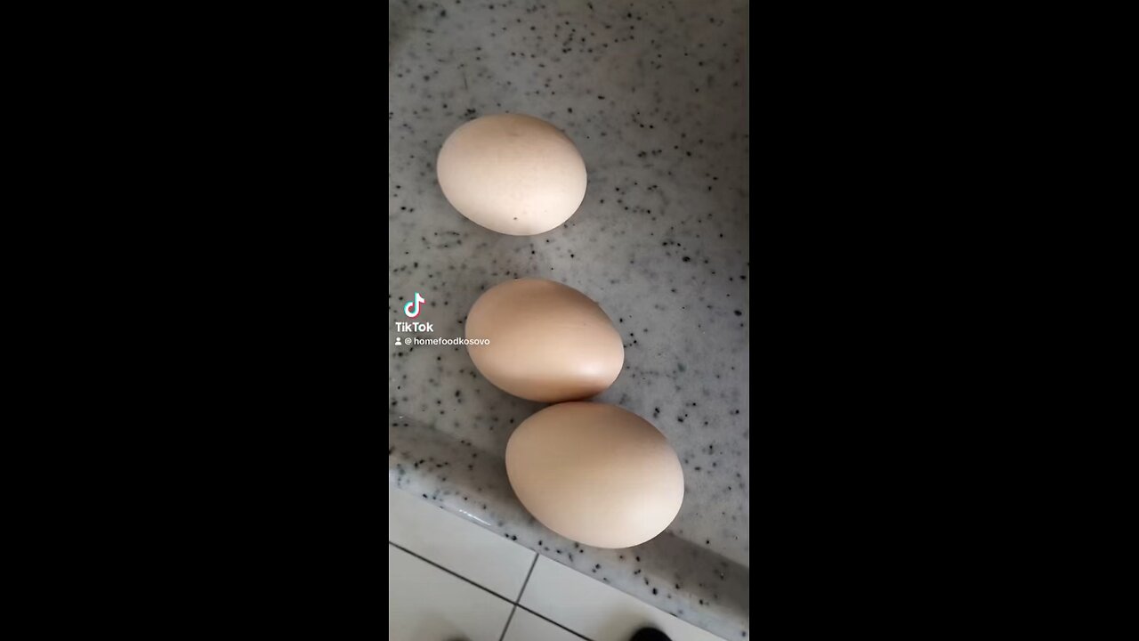 Cooking 🍳 eggs 🥚 fast 💨 and easy 🤤🤙