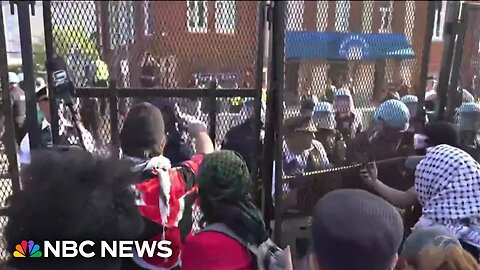 Protesters breach barricade at Democratic National Convention