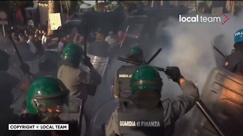 Italy: Huge clash going on between Police and the green pass protestors