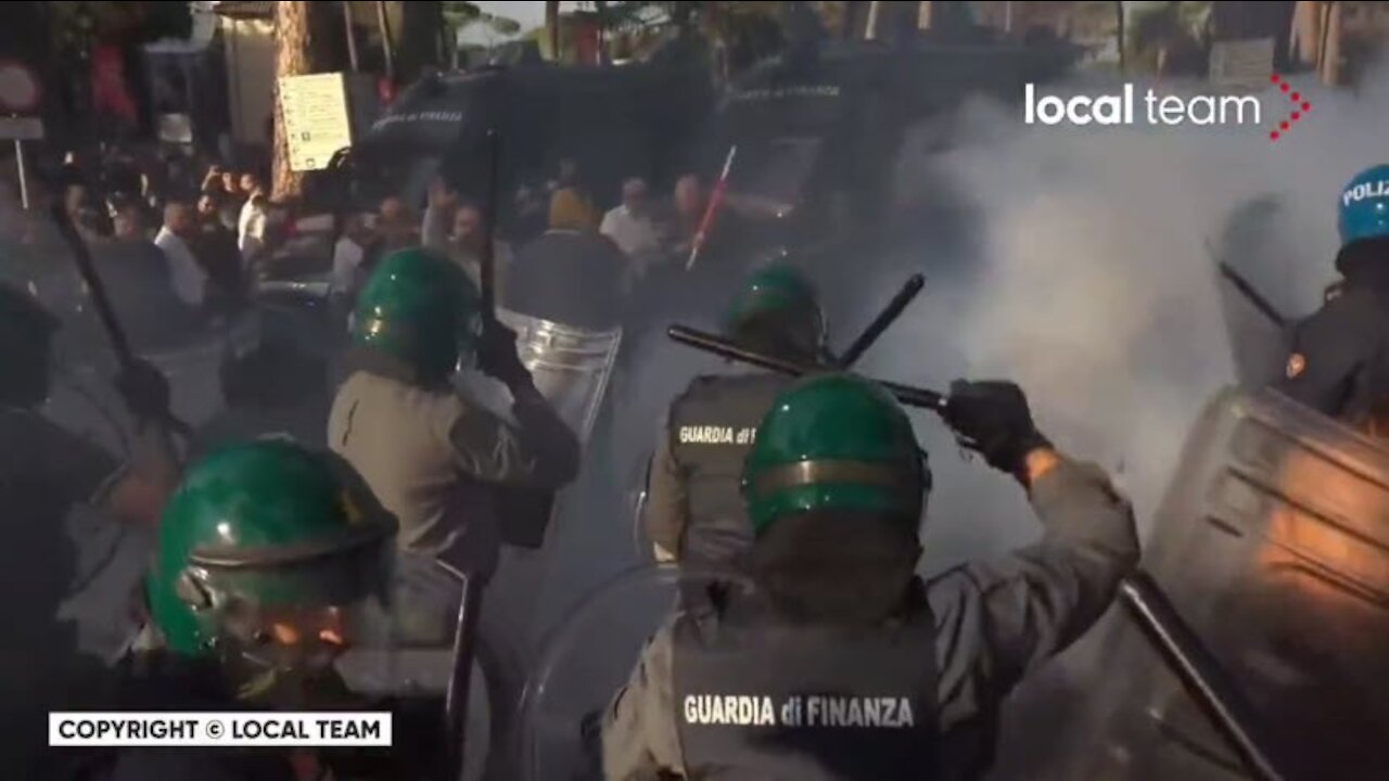 Italy: Huge clash going on between Police and the green pass protestors