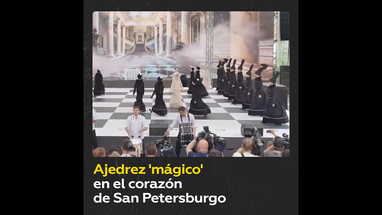 Partida de ajedrez viviente en el centro de San Petersburgo