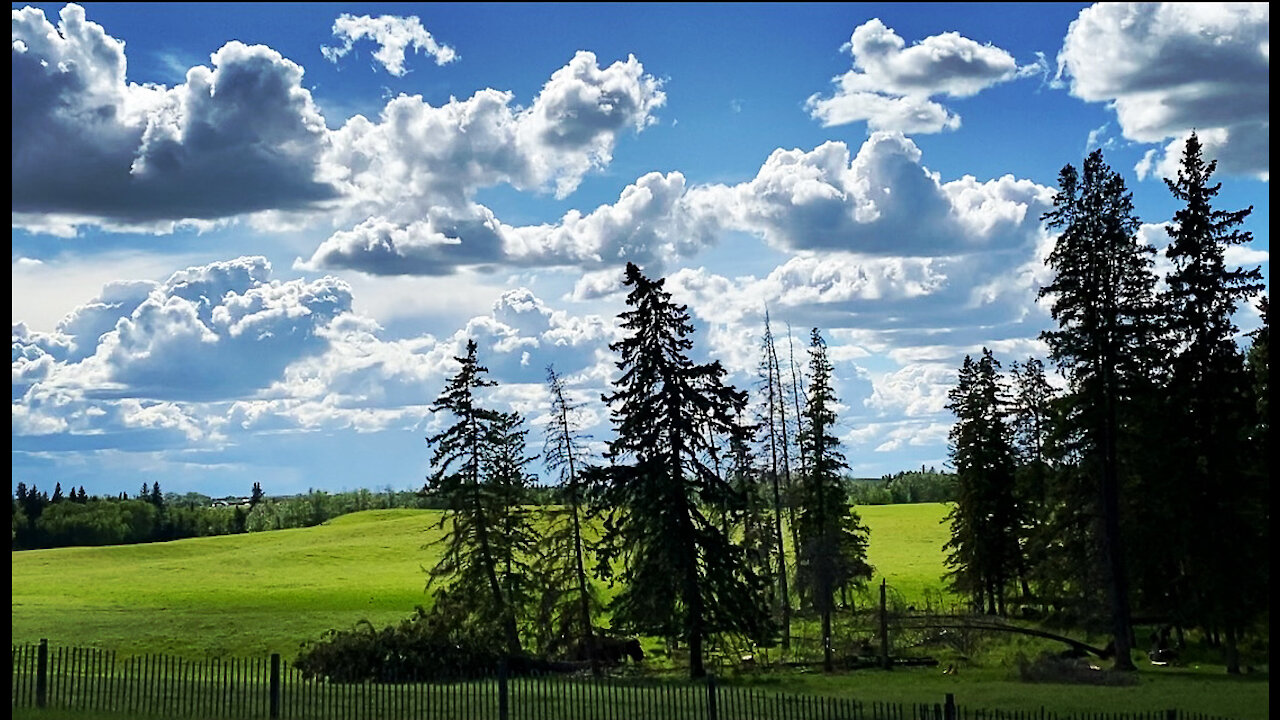 Looks fake, but this was my view driving southbound on the QEII IN Alberta 🇨🇦