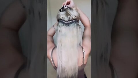 @ashleyswagnerxo shows us just how effortless Foxy Locks extensions are to apply! #hairextensions