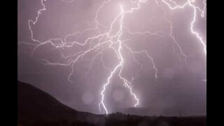 Impressionante tempesta di fulmini filmata in slow-motion