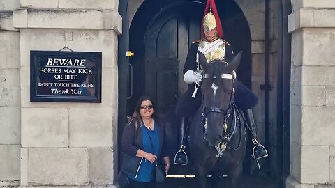 She leans on his foot #horseguardsparade