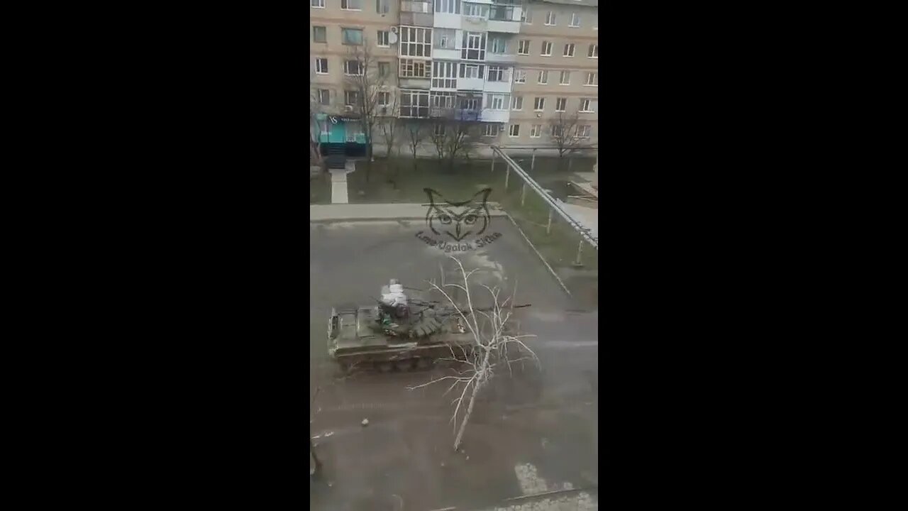 ★★★ Russian Tanks move through a Ukrainian city