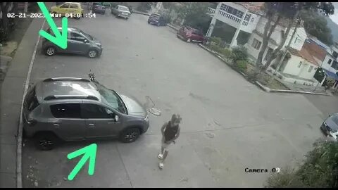 En #VIDEO quedo registrado el momento en el que un hombre roba partes de un vehículo.