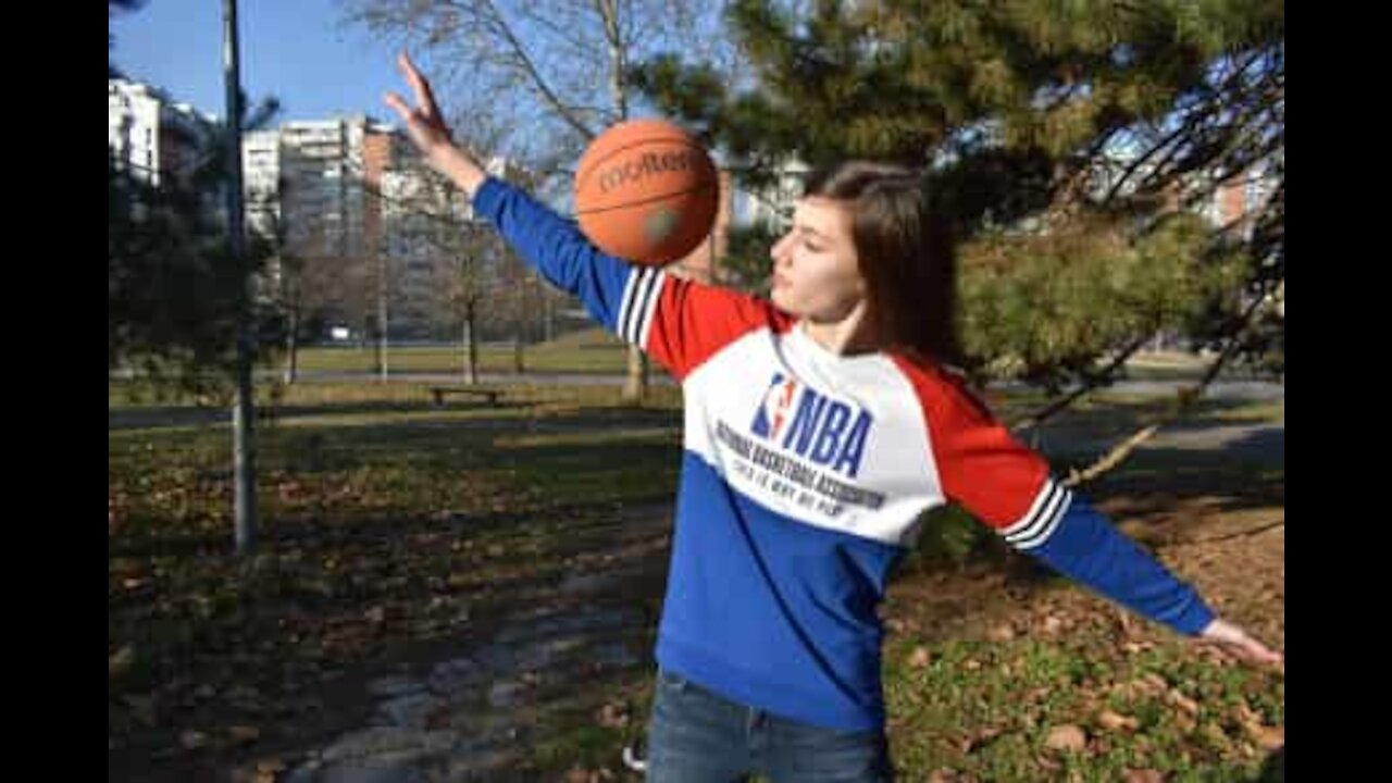 Driblar de olhos vendados é coisa fácil para esta jovem