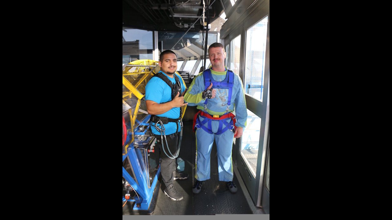 Dude screams like a little girl at Las Vegas SkyJump