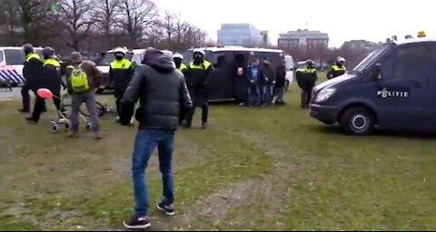 Niederlande: Schwere Misshandlungen friedlicher Demonstranten durch Polizeikräfte