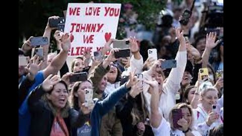 FANS CHEER & WAVE TO JOHNNY DEPP OUTSIDE COURT