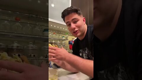 COMBINAM CELE MAI COMANDATE PRODUSE DE LA MCDONALDS #oguritamica #mancaciosul #romania