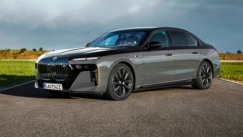 BMW 7 Series M760e (2023) Perfect Luxury Car to Rival the S-Class S580e
