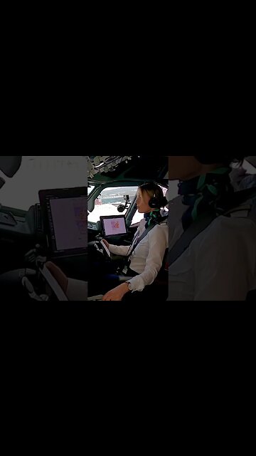 👩🏼‍✈️737MAX smooth landing on slippery runway👌