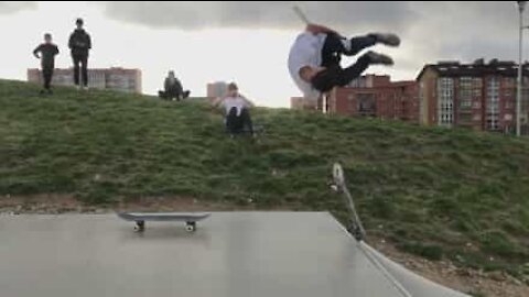 Skater realiza mortal impressionante!