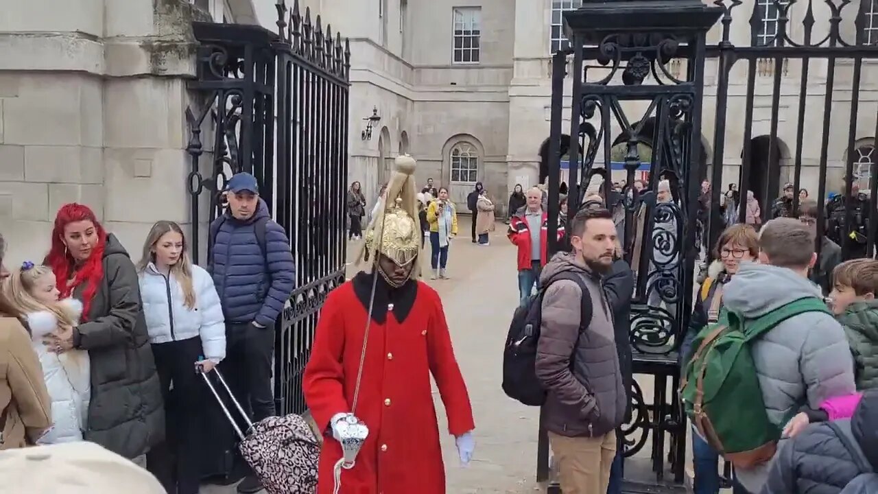 make way tjr guard barges past the tourist #horseguardsparade