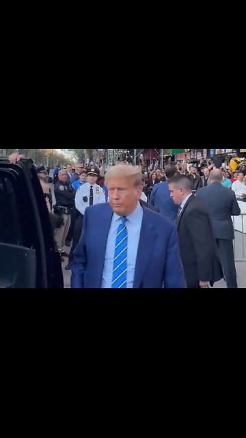 Trump Stops In His Tracks When He Sees NYPD Officers… "I Love You Guys! You Guys Are The Best!"
