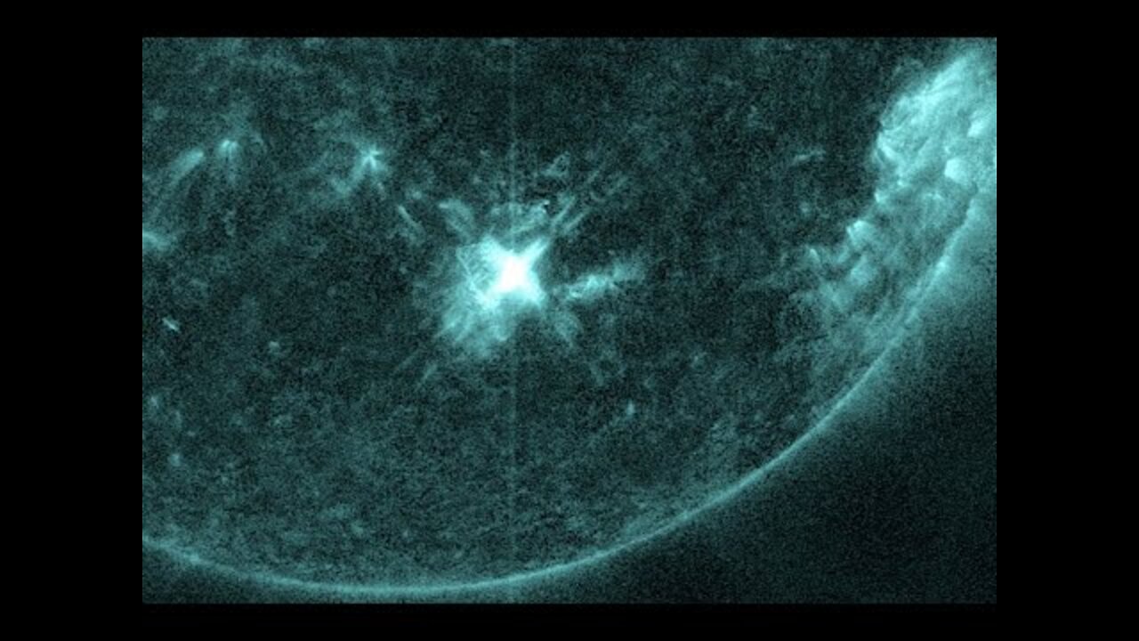 Flare Outburst, Coronal Hole Torn in Half | S0 News Aug.16.2022