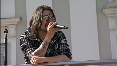 Charly kündigt den österreichischen Rock-Sänger Ben Arslan mit seinem Lied "Gib Gummi" an